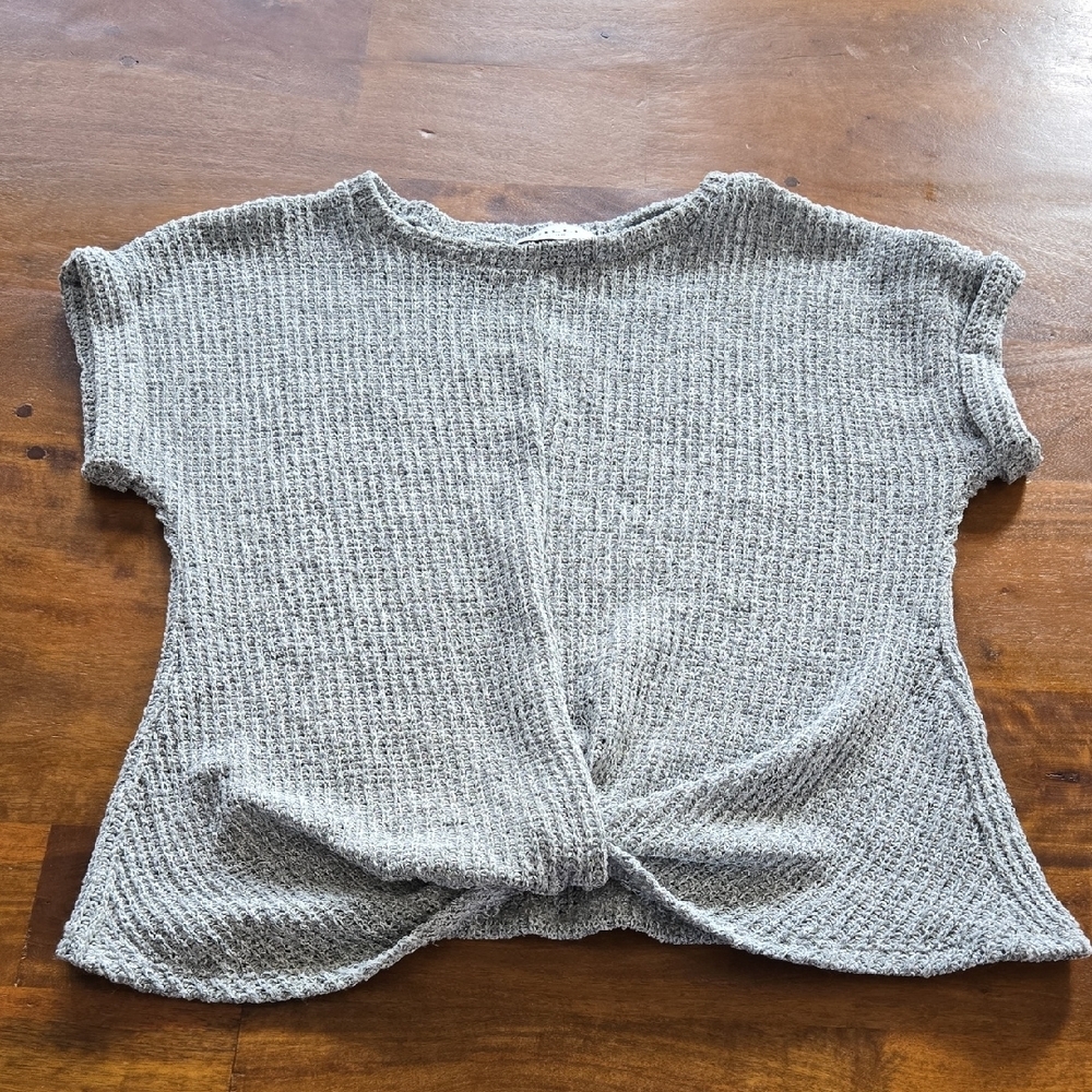 Gilli Short Sleeve Twisted Front Gray Sqeater Size Medium